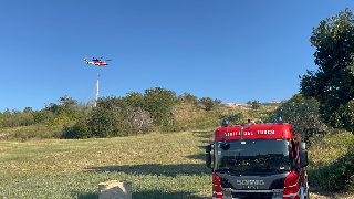 Teramo - Ennesimo incendio, fiamme vicino al canile di Carapollo: arriva l’elicottero